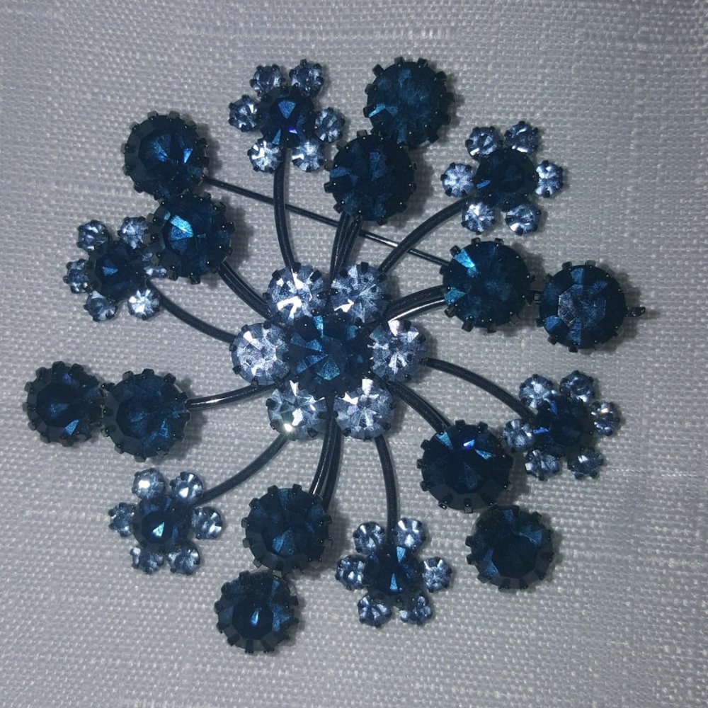 Women's blue sparkle brooch